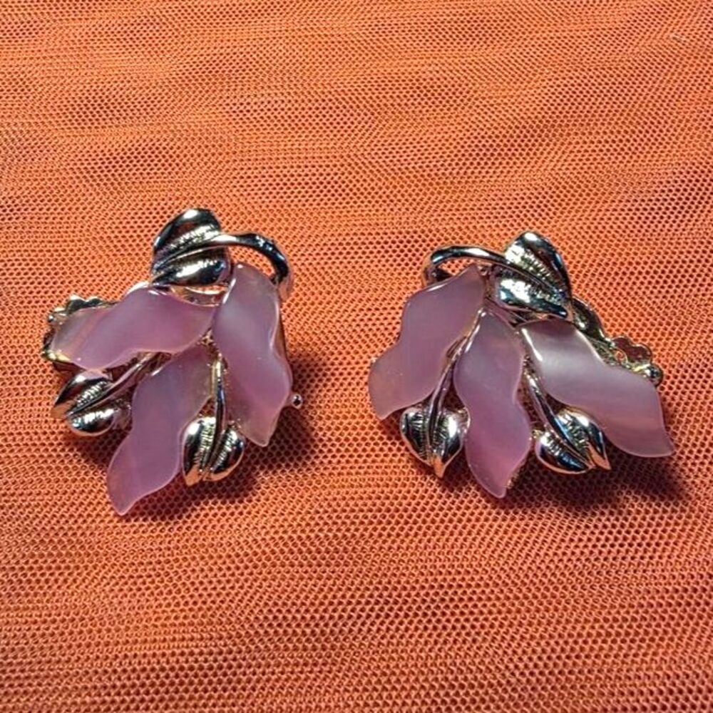 Vintage 1950s Lavender Pink Moonglow Lucite Shimmer Leaf Clip On Earrings
